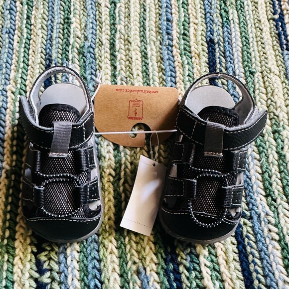 See Kai Run Black Sporty Sandals with Reinforced Stitching - Picture 2 of 6